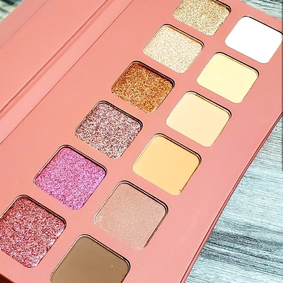 New ILLAMASQUA
Unveiled Artistry Palette - Picture 10 of 15